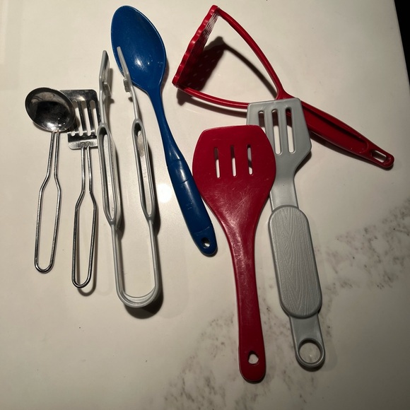 Really fun set of Melissa & Doug kids chefs outfit, wood & plastic pretend food - Picture 4 of 13